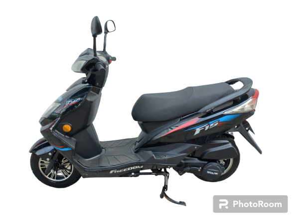 MOTOCICLETA FREEDOM F15 2022 125CC NEGRO FRANJAS MULTICOLOR 4,298 KMS.